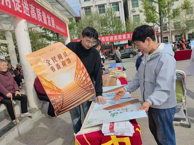 <b>商洛市洛南县多种形式推动全民阅读深入开展  </b>