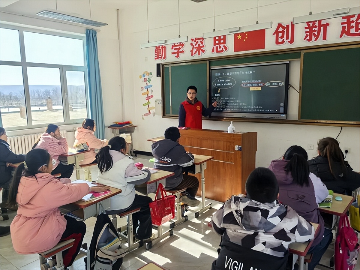 <b>榆林市榆阳区鱼河峁镇岔上村“星星之火”志愿服务队开展假期公益活动</b>
