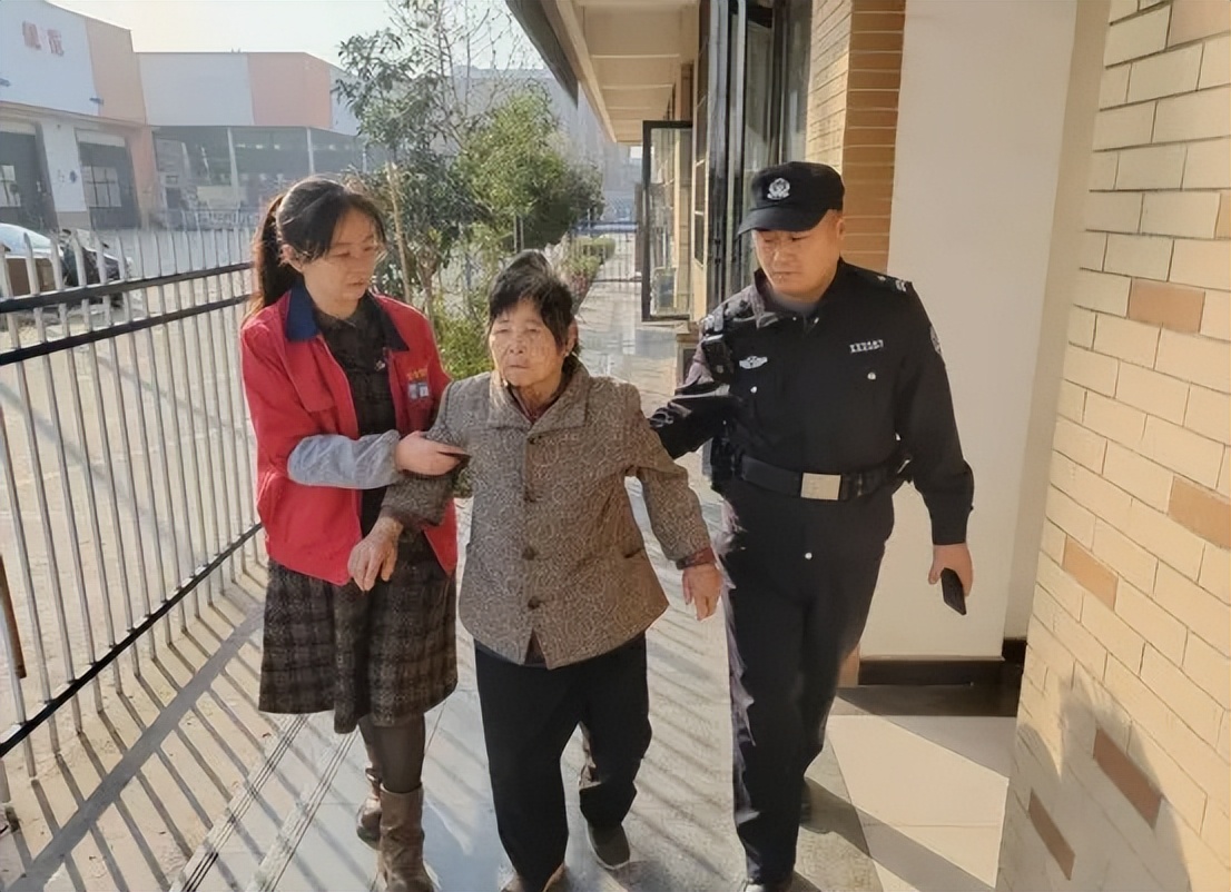 <b>西咸公安民警救助走失老人 温暖守护“回家路”</b>