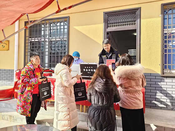 <b>宝鸡市太白县：食品快检“赶”大集 安全保障“零”距离</b>