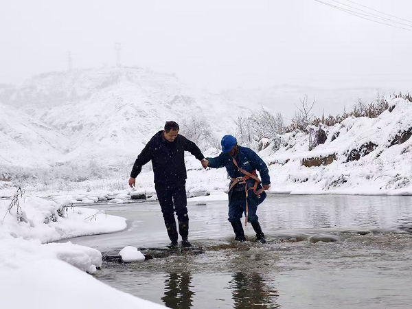 <b>国网咸阳供电公司：寒天雪路 抢修保电暖人心</b>