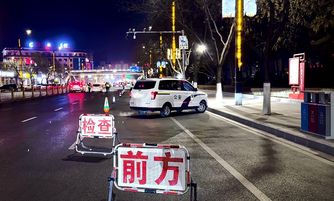 <b>榆林市府谷县公安交警：正月整治酒醉驾  筑牢出行安全线  </b>