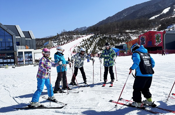<b>宝鸡市太白县冰雪旅游蓬勃发展 鳌山滑雪场成冬季旅游新亮点</b>