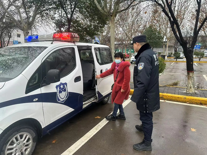 <b>游客在兵马俑景区停车场找不到车，临潼民警来“接单”</b>