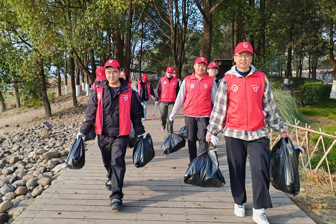 <b>汉中车务段开展“守护汉江 益友同行”志愿活动    </b>