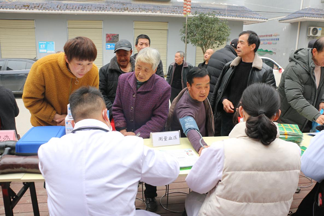 <b>汉中市开展“汇聚爱心力量 践行雷锋精神”志愿服务活动  </b>