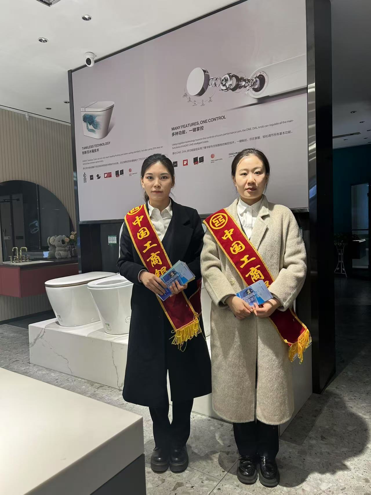 <b>工商银行榆林神木滨河新区支行开展反假币宣传走进商户活动   </b>