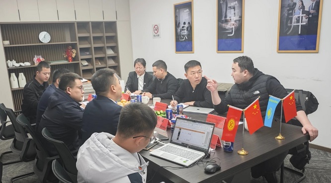 <b>中亚客商在商洛考察家居产业     </b>