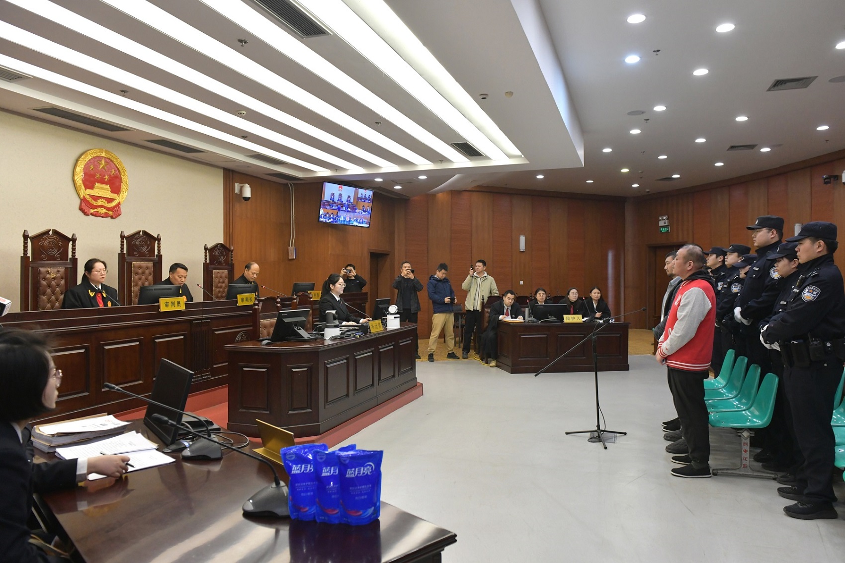 <b>西安三男子售卖假“蓝月亮”洗衣液被判刑</b>