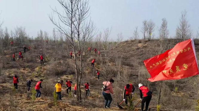 <b>为生态文明建设增绿添彩 ！榆林市靖边县发改局全体领导干部参加植树活动</b>