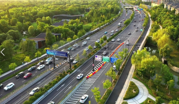 <b>清明假期3.64万辆次旅游包车免费通行河北高速</b>