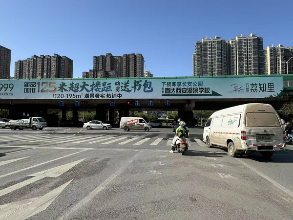 <b>开发商楼盘广告称“购房送书包”，房产销售捆绑学位受质疑</b>