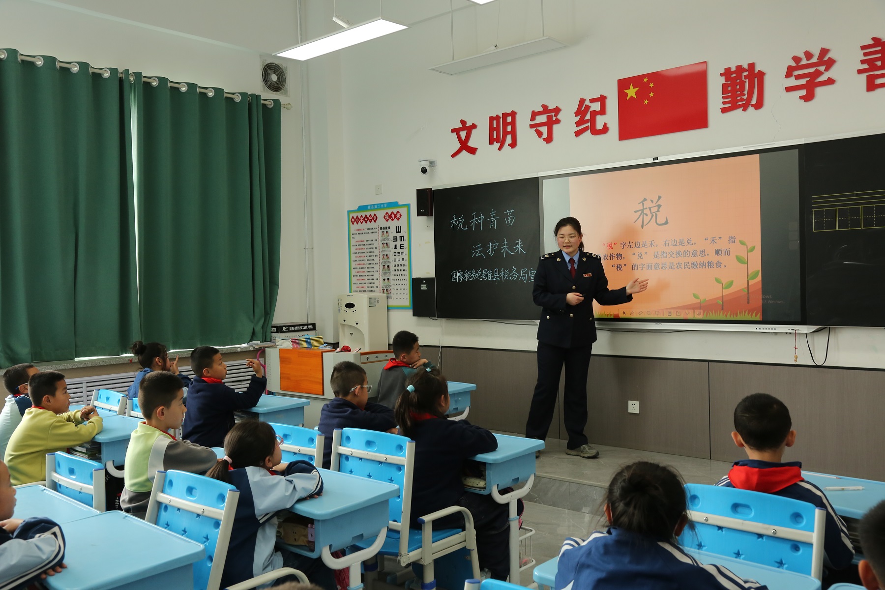 <b>国家税务总局佳县税务局走进佳县第二小学 开展一堂“看得见”的税法课</b>