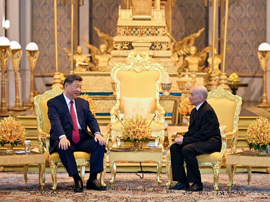 <b>习近平会见柬埔寨国王西哈莫尼</b>