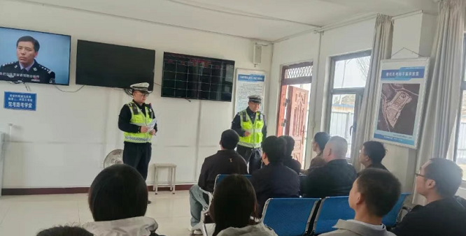 <b>榆林市府谷县公安交警城区中队走进考场开展驾驶人安全宣传教育活动</b>