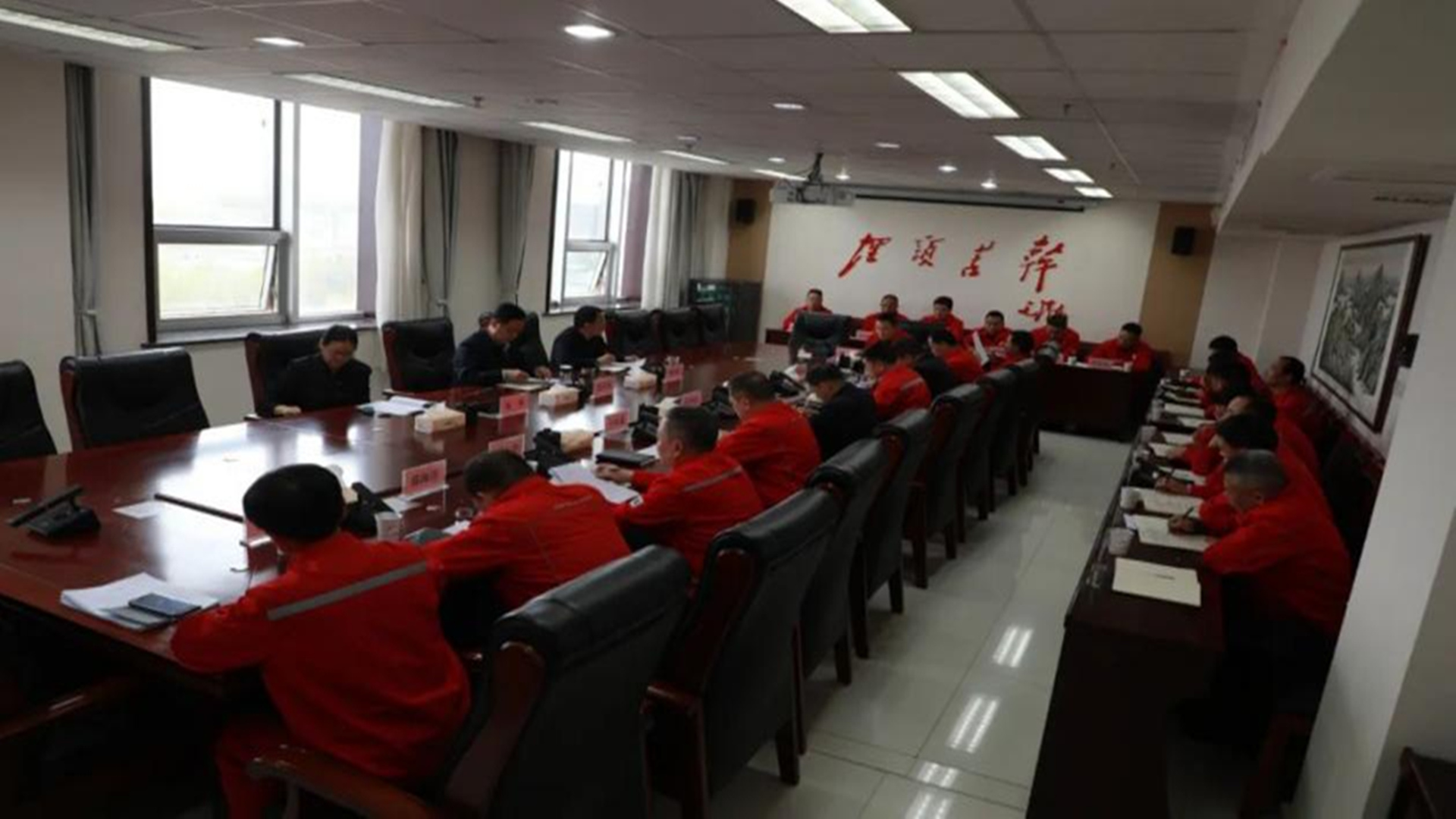 <b>延长石油集团公司副总工程师胡玉杰一行到靖边采油厂调研</b>