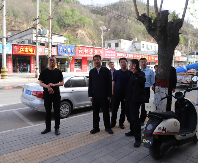 <b>延安市安塞区委副书记、区长李延武调研指导人居环境整治工作  </b>
