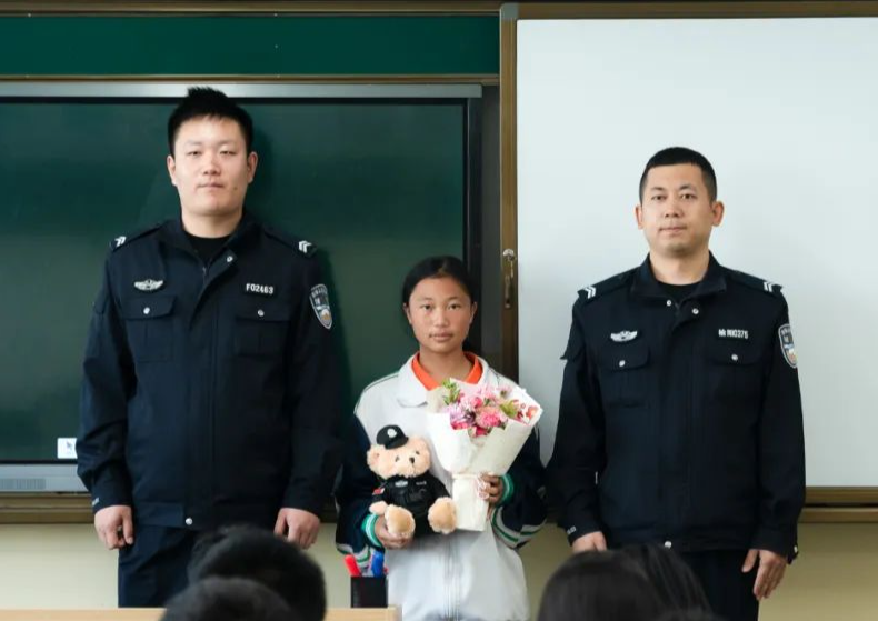 <b>拾金不昧好榜样，惠文婷为你点赞！</b>