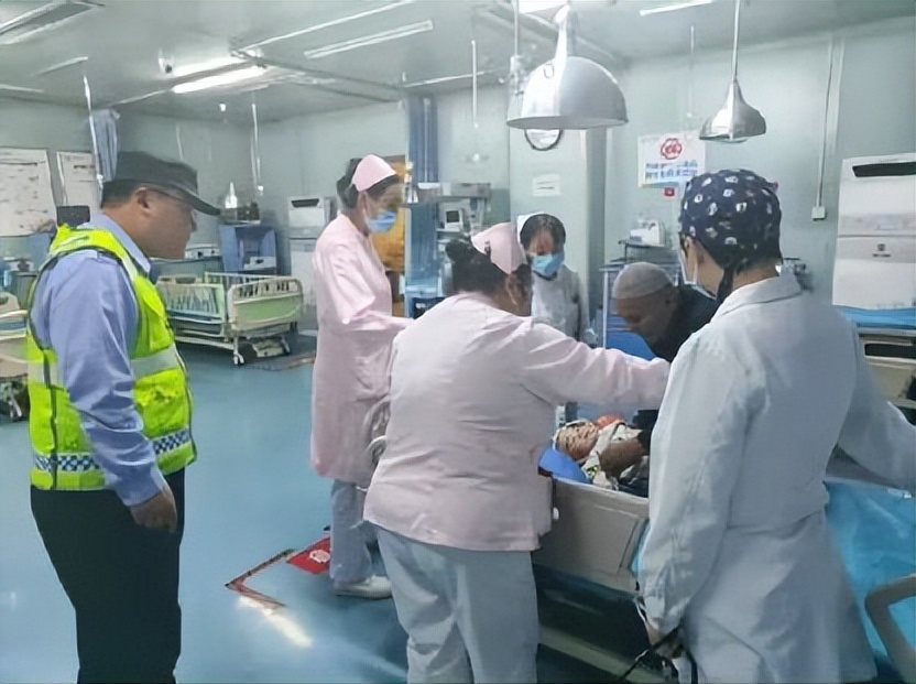 西安民警26分钟极速护送缺氧患儿就医脱险