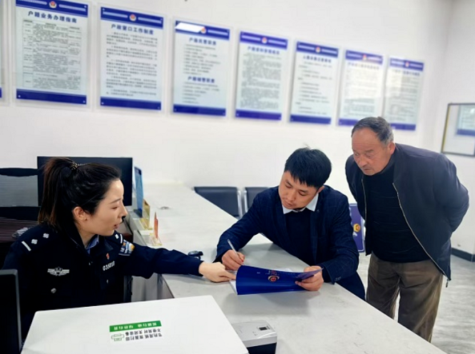<b>榆林市靖边公安窗口记事簿：方寸之间映真情</b>