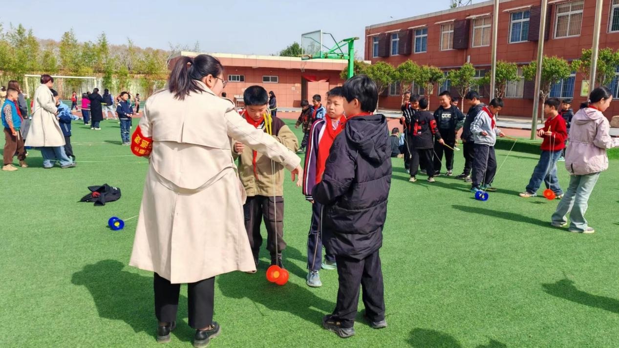 <b>西安市灞桥区东李小学：课间安全不放松 传统游戏乐融融</b>