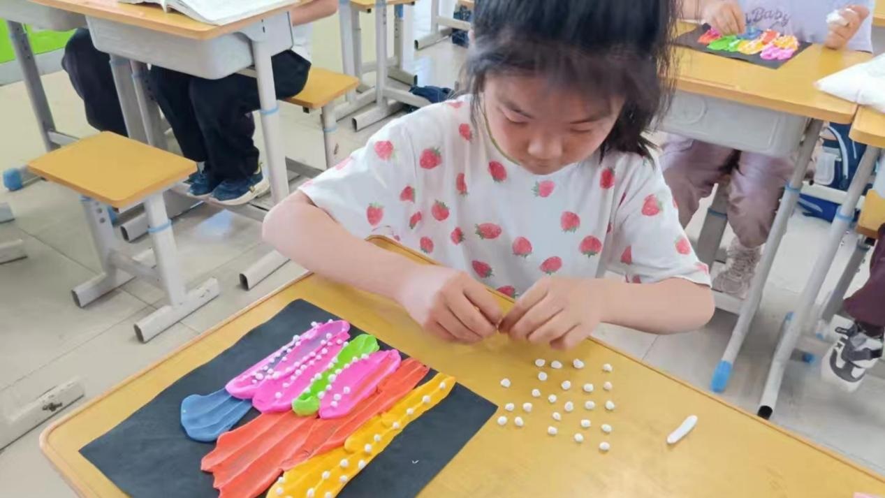 <b>西安市灞桥区东李小学：彩泥社团点亮童心 指尖艺术绽放创意之花</b>