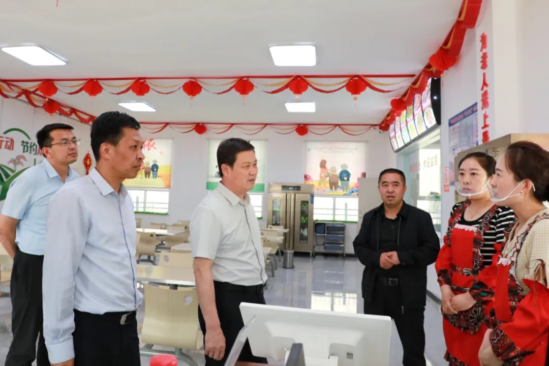 延安市吴起县委书记贺毅调研“嵌入式”养老服务机构运行情况