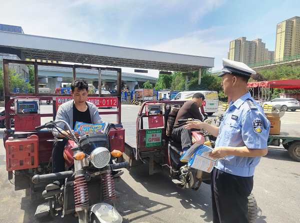 西安经开交警精准宣教护航群众安全出行
