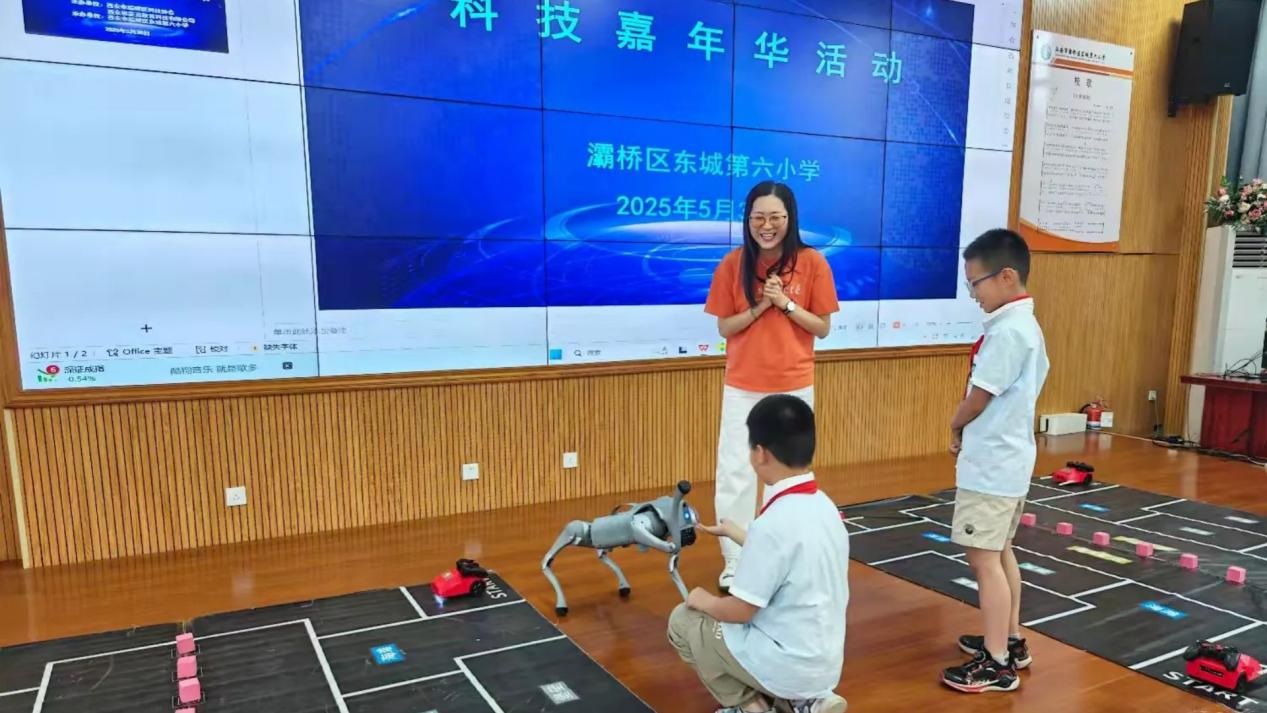<b>灞桥区东城第六小学科技嘉年华：童心触碰未来 AI梦想扬帆起航</b>
