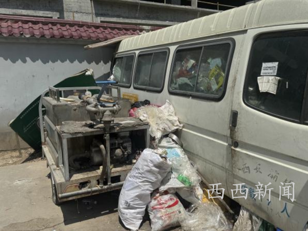 <b>西安灞桥区现“僵尸垃圾车”长期占位</b>