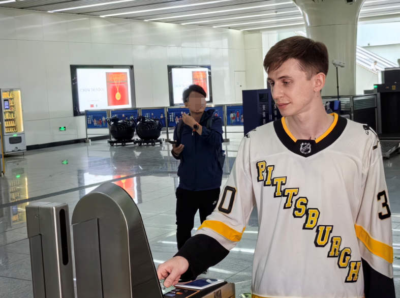 <b>全球首次！今起，北京市地铁支持“五大卡”刷卡过闸</b>