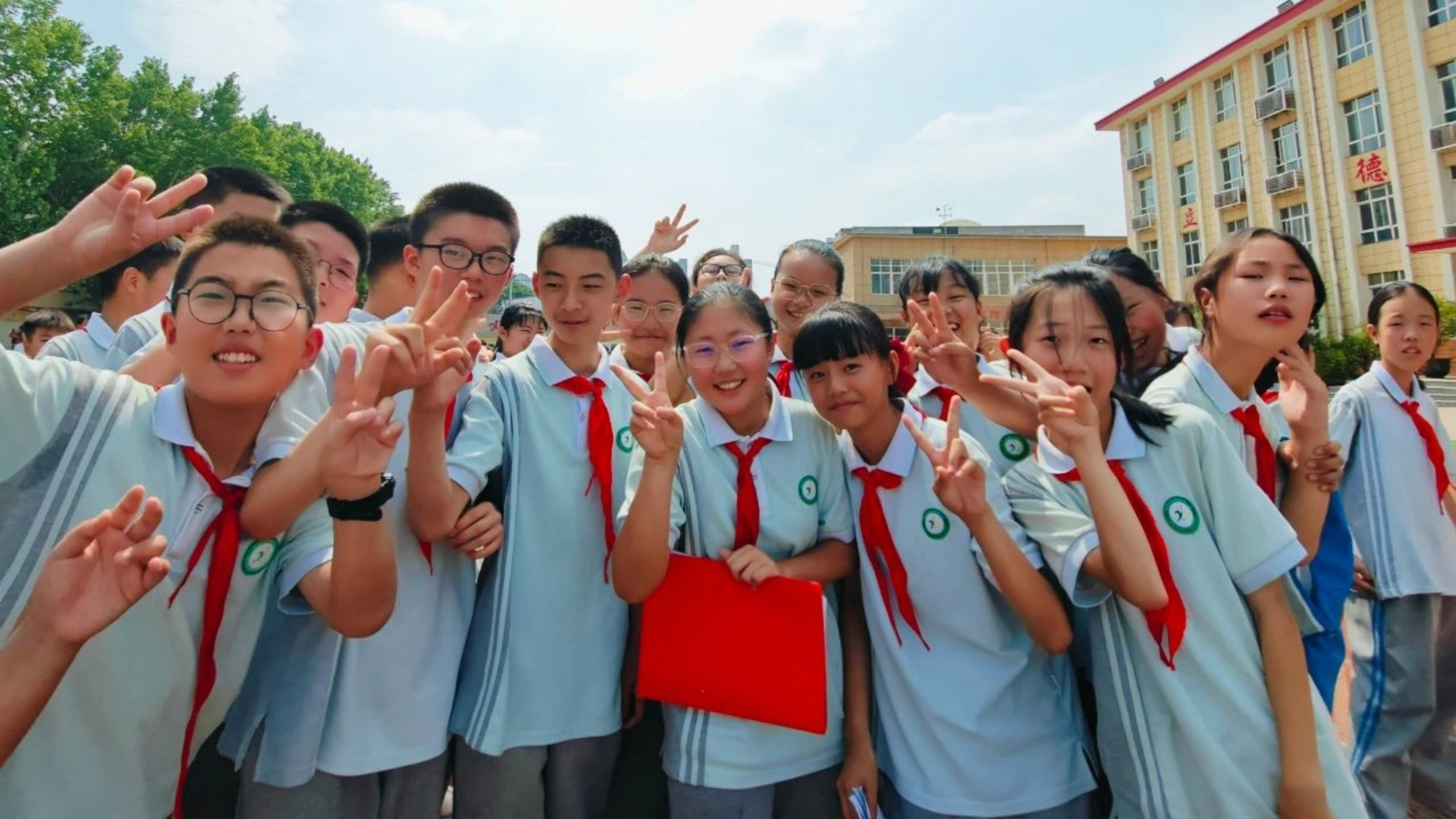 <b>西安市灞桥区热电小学举行2025届毕业典礼 师生共话成长与未来</b>