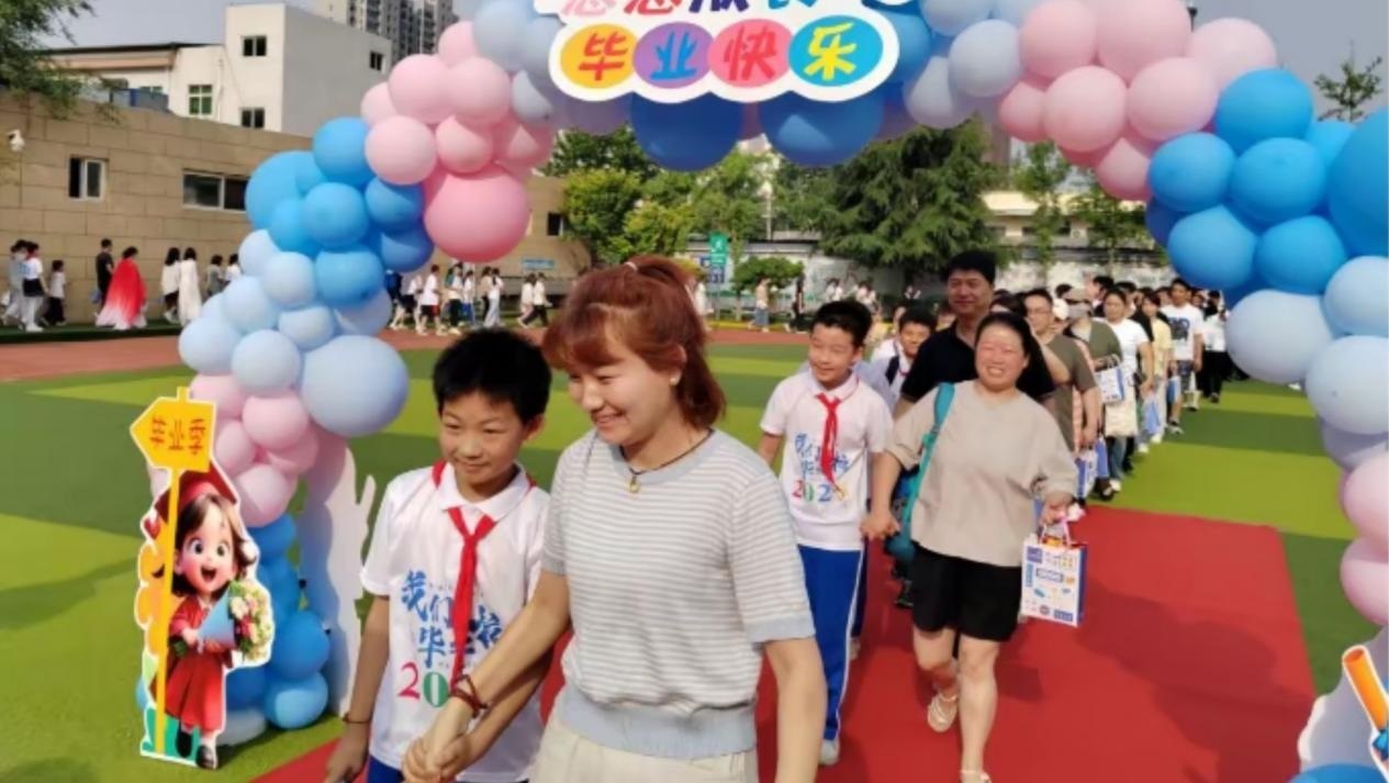 <b>六载追光路，今朝赴星海 灞桥区席王中心小学举行2025届毕业典礼</b>
