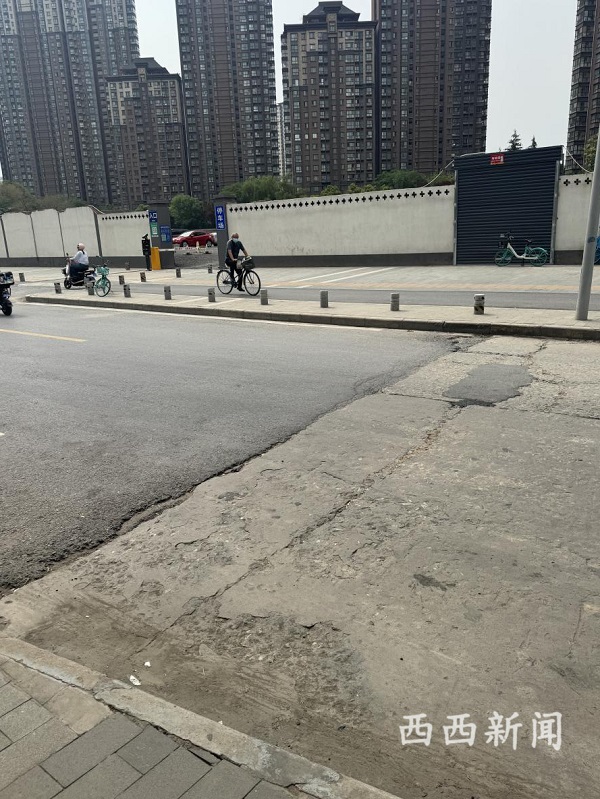 <b>西安一路段因权属不清导致“修路修一半”？相关部门回应</b>
