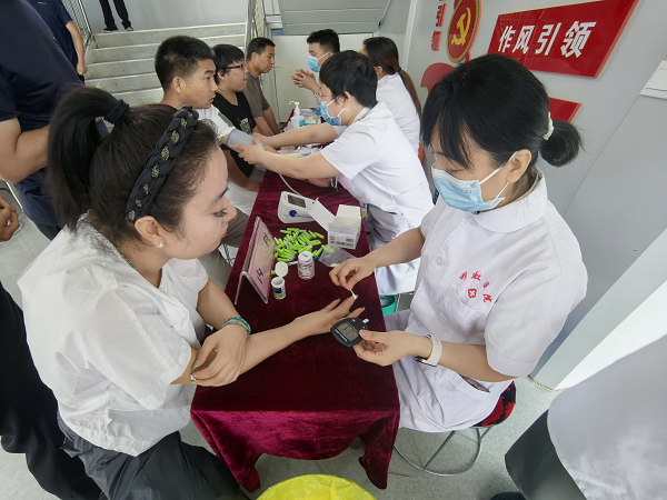 <b>咸阳彩虹医院：党旗飘扬筑安全 健康护航保生产</b>