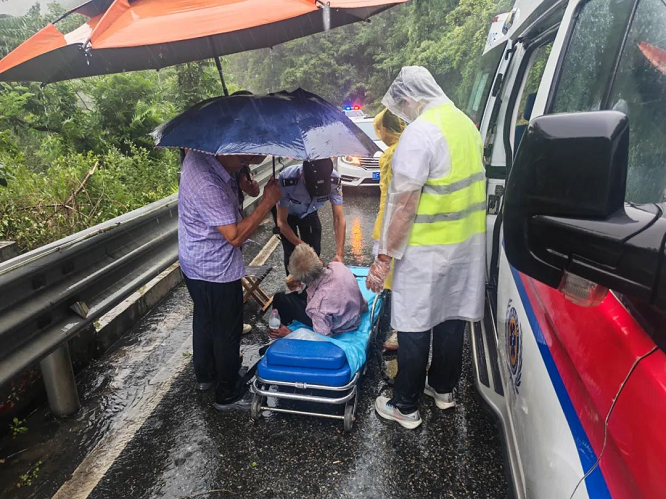 八旬老人雨中迷路，汉中民警暖心救助