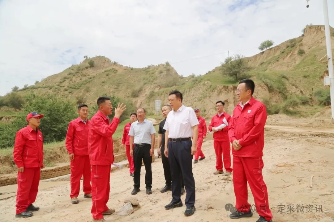 <b>延长石油集团公司领导深入定边油区查看灾情 慰问抢险救灾一线干部职工</b>