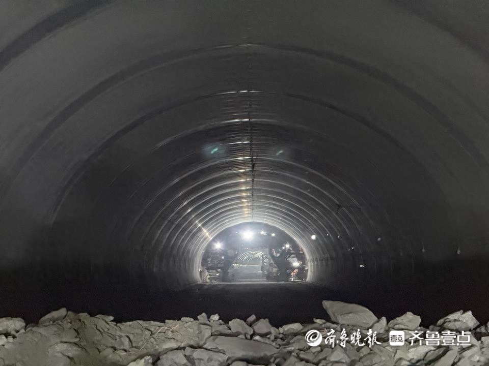 <b>山东省烟台市城市快速路塔山北路岱王山段隧道即将双线贯通</b>
