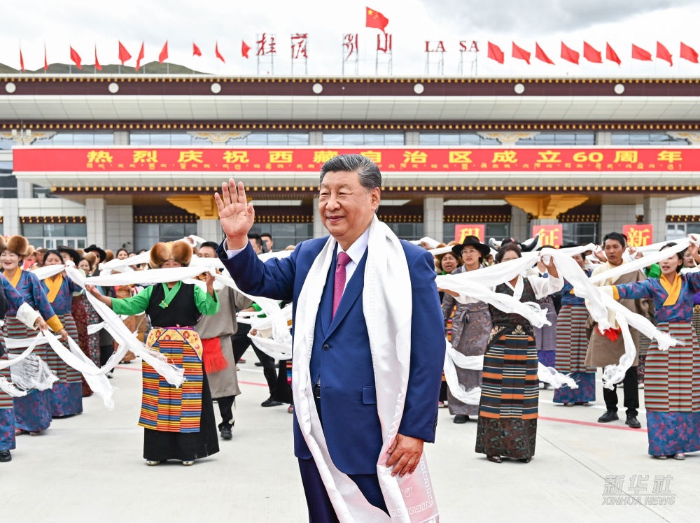 <b>习近平率中央代表团抵达拉萨出席西藏自治区成立60周年庆祝活动</b>
