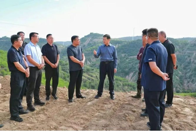 <b>延安市吴起贺毅到吴仓堡镇调研农村危窑危房改造和受灾群众安置工作</b>