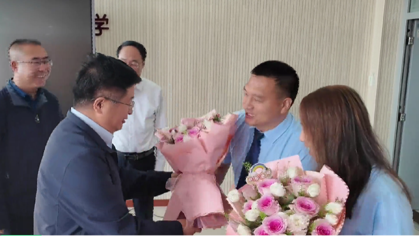 <b>宝塔区四套班子领导走访慰问一线教师和教育工作者</b>