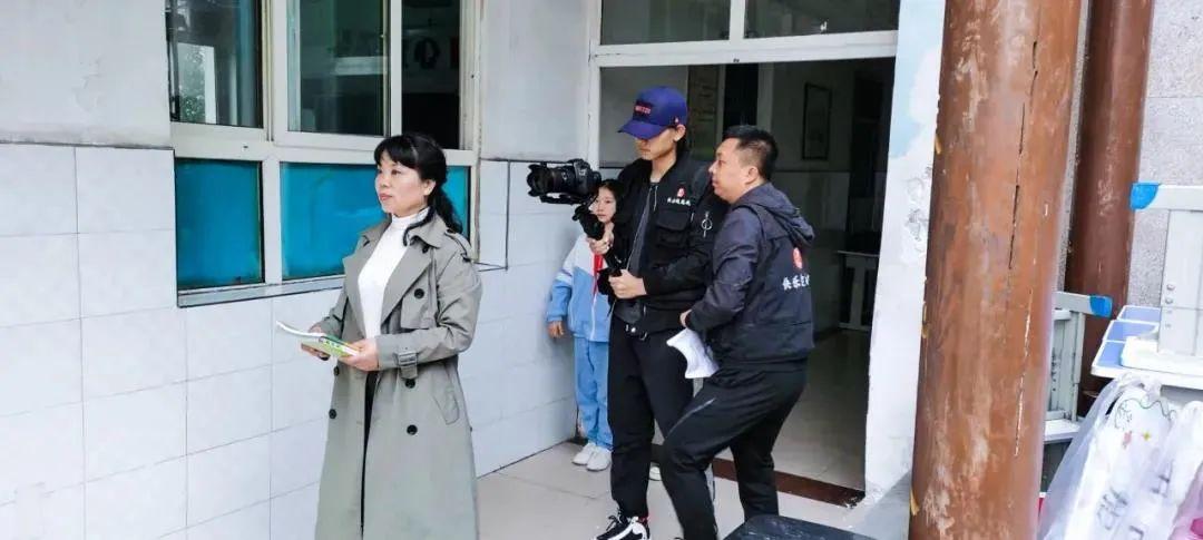 五十四根棒棒糖，绘就秦晓红老师教育画卷里的温暖底色