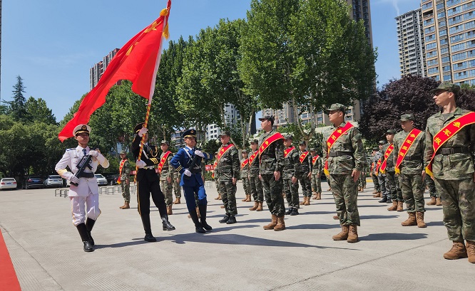 <b>一身戎装赴使命！西安市新城区和莲湖区联合举行新兵入伍欢送活动</b>