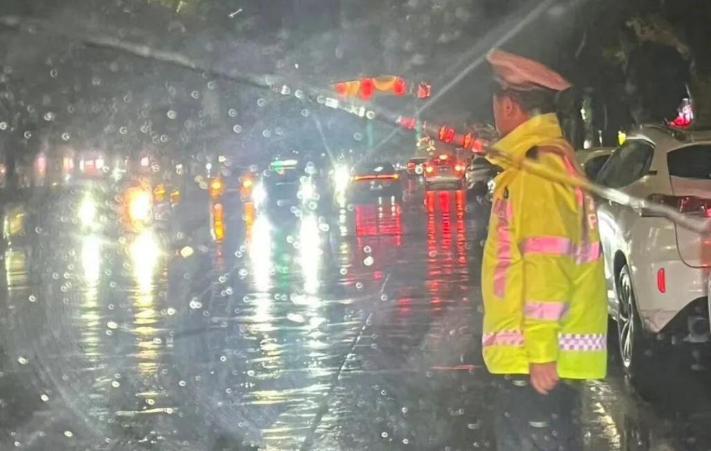 <b>风雨中的“藏蓝”防线：周至公安逆行守护，暖心警事持续上演！</b>