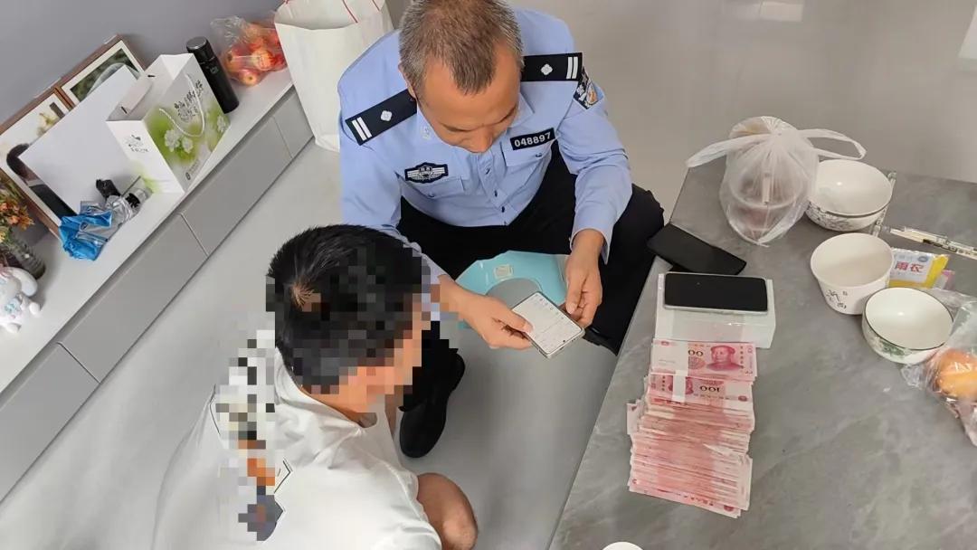 <b>榆林米脂公安民警紧急拦截 保住47000元</b>