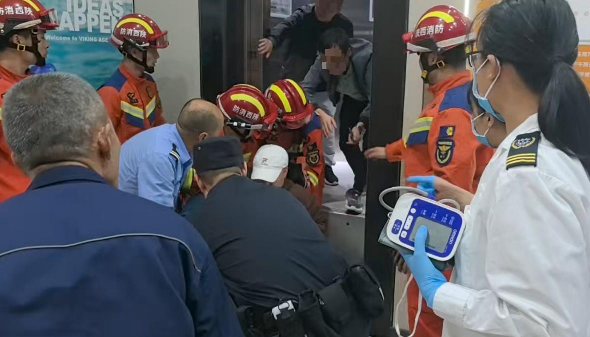 <b>西安一餐馆凌晨电梯突发故障！被困者身体不适被消防10分钟救出</b>