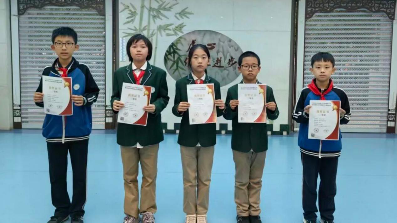 <b>灞桥区东城第二小学在2025年西安市青少年信息素养大赛中斩获佳绩</b>