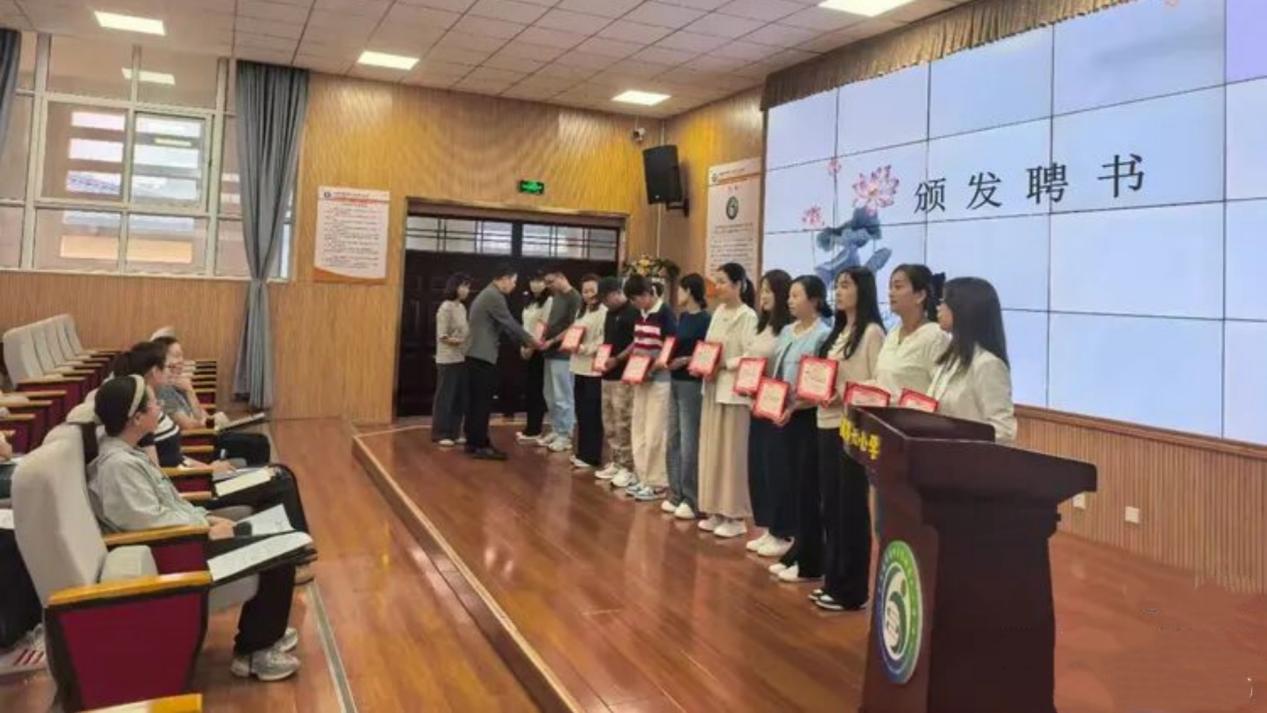 <b>青蓝相映启新程 西安市灞桥区东城六小13对师徒共绘成长蓝图</b>