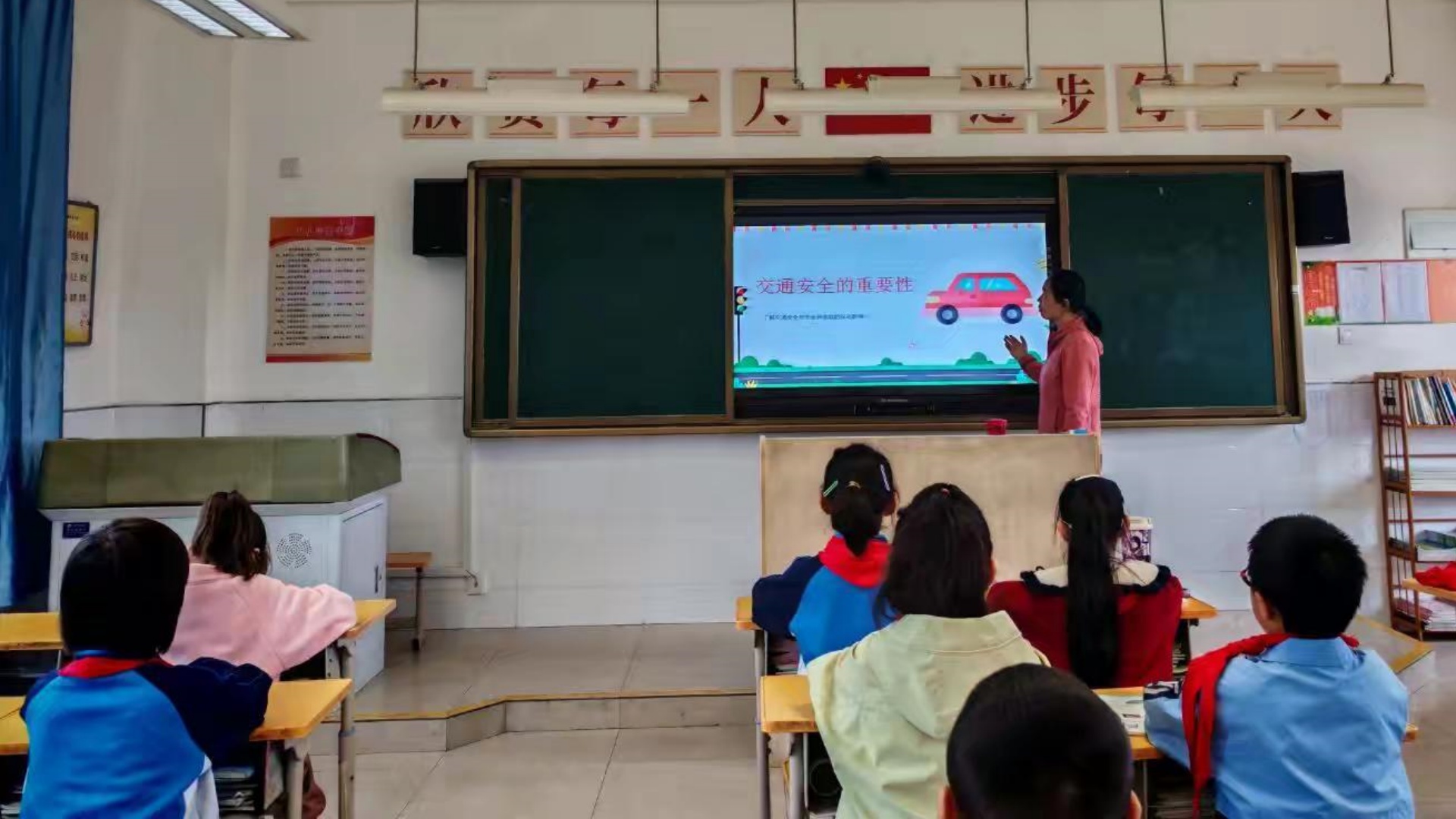 <b>三步筑牢安全网 西安市灞桥区东李小学家校共绘文明交通图</b>
