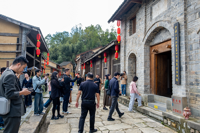 <b>“缤纷秋季·趣游西乡”网络主题宣传活动走进西乡  </b>